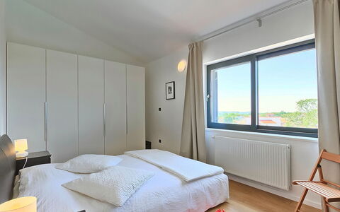 Anna: Schlafzimmer, Zimmer, Möbel, Eigentum, Bett, Interior Design, Bettdecke, Bettrahmen, Gebäude, Matratze