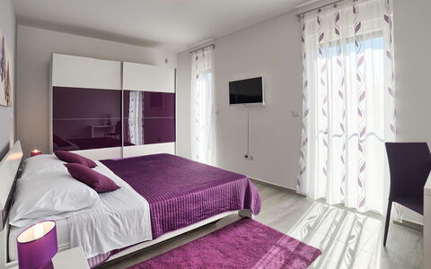 Lungera: Schlafzimmer, Zimmer, Möbel, Bett, Eigentum, Lila, Interior Design, Bettdecke, Violett, Bettrahmen