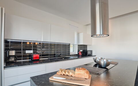 Lungera: Zimmer, Countertop, Eigentum, Interior Design, Küche, Möbel, Haus, Gebäude, Fussboden, Herd