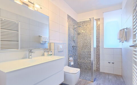 Lungera: Badezimmer, Eigentum, Zimmer, Interior Design, Gebäude, Grundeigentum, Fussboden, Die Architektur, Fliese, Haus
