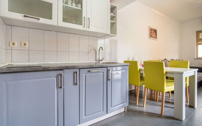 Miškulin 105.3: Cabinetry, Möbel, Eigentum, Countertop, Bilderrahmen, Küchengerät, Küche, Gebäude, Herd, Stuhl