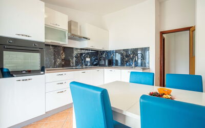 Miškulin 105.1: Möbel, Cabinetry, Eigentum, Countertop, Küchengerät, Interior Design, Herd, Wohnzimmer, Flooring, Gebäude