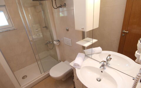 Pirovac 100: Spiegel, Zapfhahn, Bad Sink, Sinken, Armatur, Eigentum, Badezimmer, Interior Design, Toilleten Sitz