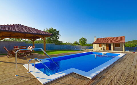 Julija: Schwimmbad, Eigentum, Haus, Grundeigentum, Sonnenliege, Freizeit, Resort, Gebäude, Zuhause, Estate
