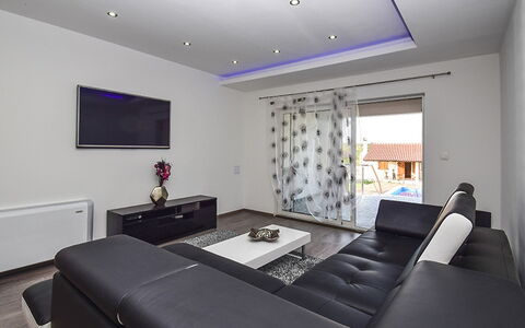 Julija: Zimmer, Eigentum, Möbel, Interior Design, Decke, Gebäude, Fussboden, Wohnzimmer, Lila, Wand