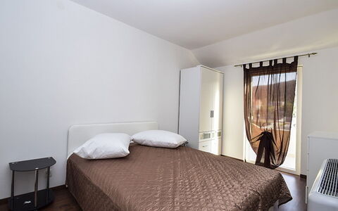 Julija: Schlafzimmer, Möbel, Bett, Zimmer, Eigentum, Bettdecke, Bettrahmen, Interior Design, Decke, Bedding