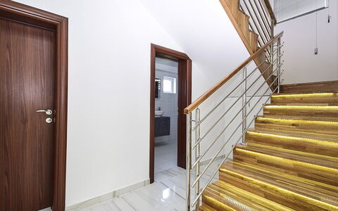 Julija: Eigentum, Treppe, Zimmer, Grundeigentum, Gebäude, Geländer, Haus, Die Architektur, Interior Design, Fussboden