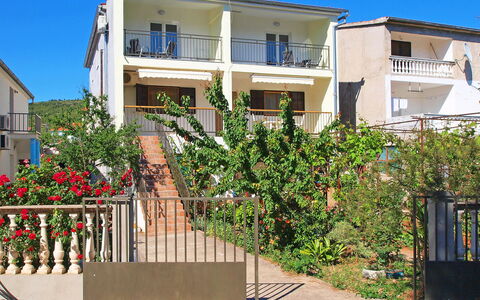 Vodice Tribunj 124: Blume, Himmel, Pflanze, Gebäude, Fenster, Eigentum, Haus, Tür, Schatten, Urban Design