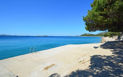 Vodice Tribunj 124: Wasser, Himmel, Wasservorräte, Baum, Küsten Und Ozeanische Forms, Natürliche Landschaft, Pflanze, Bank, See, Holz