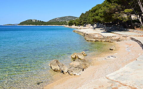 Vodice Tribunj 124: Wasser, Himmel, Daytime, Pflanze, Azurblau, Baum, Natürliche Landschaft, Strand, Vegetation, Gewässer