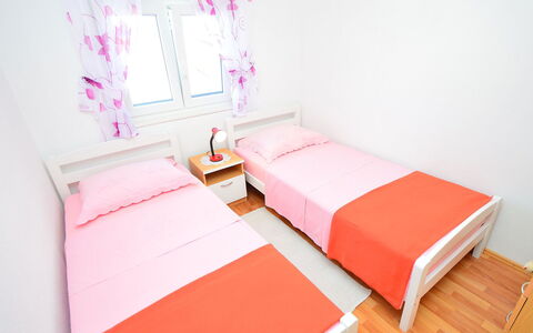 Sofija: Möbel, Gebäude, Fenster, Komfort, Textil, Bettrahmen, Interior Design, Haus, Fussboden, Stuhl