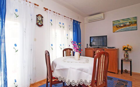 Sofija: Möbel, Eigentum, Blau, Dekoration, Azurblau, Textil, Interior Design, Holz, Gebäude, Tabelle