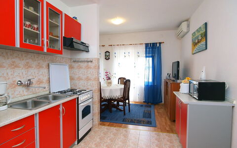 Sofija: Cabinetry, Eigentum, Möbel, Sinken, Schublade, Countertop, Haushaltsgerät, Interior Design, Flooring, Fussboden