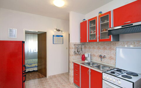 Sofija: Cabinetry, Countertop, Sinken, Zapfhahn, Herd, Interior Design, Gebäude, Armatur, Haushaltsgerät