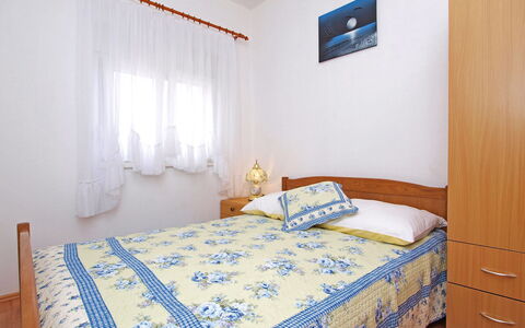 Sofija: Möbel, Eigentum, Azurblau, Interior Design, Textil, Gebäude, Bett, Fenster, Fussboden
