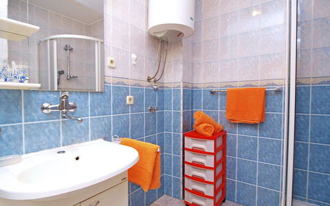 Sofija: Zapfhahn, Sinken, Bad Sink, Armatur, Spiegel, Badezimmer, Beleuchtung, Lila, Interior Design, Fussboden