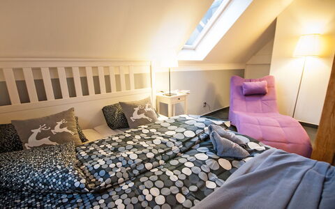 Szczawno Zdroj 100: Möbel, Eigentum, Komfort, Gebäude, Bettrahmen, Holz, Kissen, Interior Design, Fussboden, Flooring