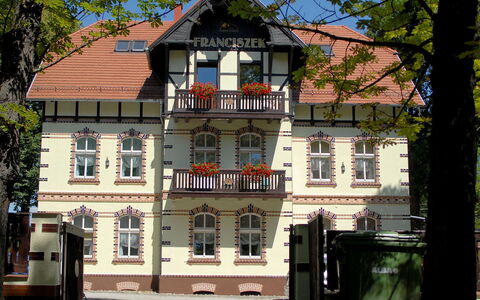 Szczawno Zdroj 100: Gebäude, Eigentum, Fenster, Himmel, Baum, Tür, Nachbarschaft, Fassade, Haus, Hütte