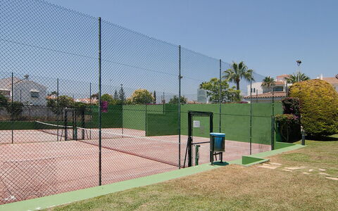 Lorcrisur: Sportveranstaltung, Maschendraht Fechten, Tennisplatz, Netz, Himmel, Gras, Zaun, Baum, Linie, Wire Fechten
