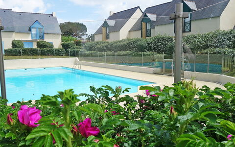 Les Villas de Kermaria: Wasser, Blume, Pflanze, Wolke, Eigentum, Himmel, Schwimmbad, Grün, Natur, Gebäude
