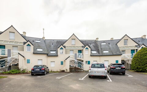 Les Villas de Kermaria: Himmel, Auto, Pflanze, Fahrzeug, Gebäude, Wolke, Eigentum, Fenster, Rad