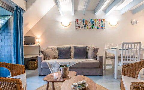 Les Pins: Tabelle, Möbel, Couch, Eigentum, Blau, Stuhl, Wohnzimmer, Interior Design, Beleuchtung, Fussboden