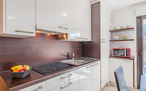 Santa Monica: Cabinetry, Countertop, Eigentum, Spüle, Sinken, Zapfhahn, Küche, Herd, Gebäude, Holz