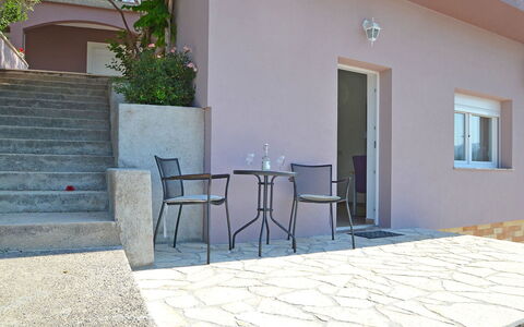 Novigrad (Zadar) 102: Eigentum, Möbel, Pflanze, Gebäude, Fenster, Stuhl, Strassenbelag, Beleuchtung, Tür, Die Architektur
