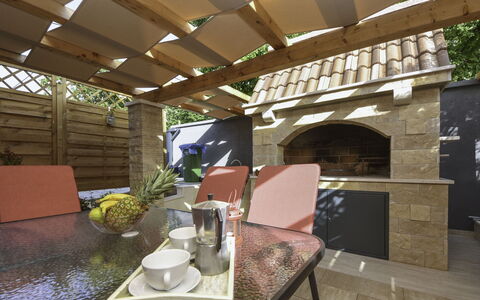 Katarina: Tabelle, Eigentum, Couch, Pflanze, Interior Design, Holz, Blumentopf, Die Architektur, Geschirr, Gartenmöbel
