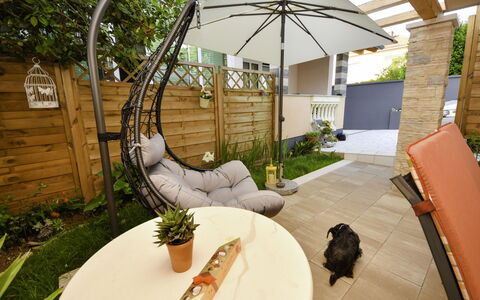Katarina: Pflanze, Eigentum, Gebäude, Holz, Interior Design, Blumentopf, Schatten, Gartenmöbel, Couch, Baum