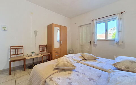 Vesna: Bett, Schlafzimmer, Möbel, Fussboden, Flooring, Bettdecke, Decke, Bedding, Interior Design, Bettrahmen