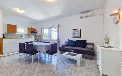 Vesna: Möbel, Flooring, Fussboden, Interior Design, Couch, Wohnung, Decke, Tabelle, Wohnzimmer, Zimmer