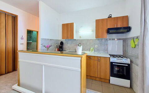 Vesna: Flooring, Küche, Möbel, Countertop, Interior Design, Fussboden, Holz, Küchengerät, Cabinetry, Major Appliance