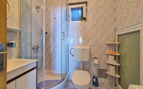 Vesna: Badezimmer, Armatur, Flooring, Bad Sink, Interior Design, Fussboden, Toilette, Toilleten Sitz, Sinken, Zapfhahn