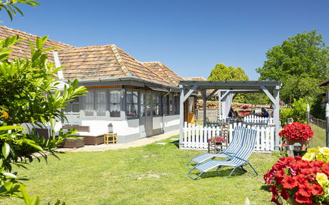 Sunny: Dach, Haus, Wohngebiet, Zuhause, Hütte, Strauch, Veranda, Grundstueck, Schatten