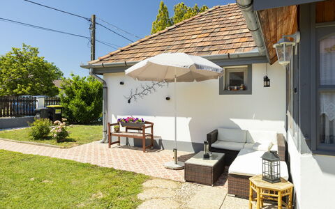 Sunny: Gebäude, Haus, Dach, Zuhause, Wohngebiet, Möbel, Hütte, Gartenmöbel, Garten, Schatten