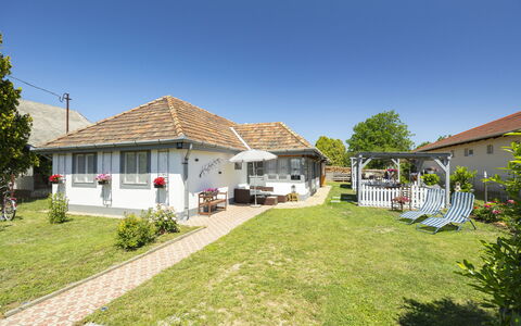 Sunny: Haus, Dach, Wohngebiet, Zuhause, Strauch, Hütte, Grundstueck, Rasen, Schatten, Garten