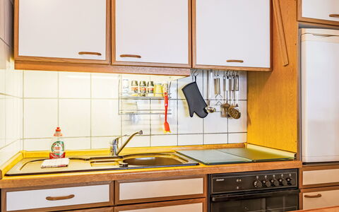 Sunny: Küche, Holz, Countertop, Interior Design, Spüle, Küchengerät, Major Appliance, Cabinetry, Flooring, Zimmer