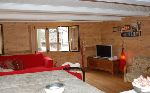 Peppa: Möbel, Eigentum, Tabelle, Gebäude, Fenster, Couch, Holz, Interior Design, Die Architektur, Flooring