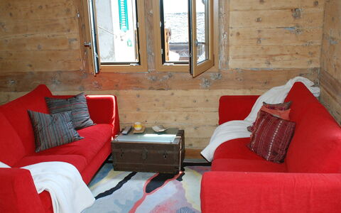 Peppa: Möbel, Komfort, Kissen, Textil, Holz, Fenster, Interior Design, Wohnzimmer, Lampe, Bettrahmen