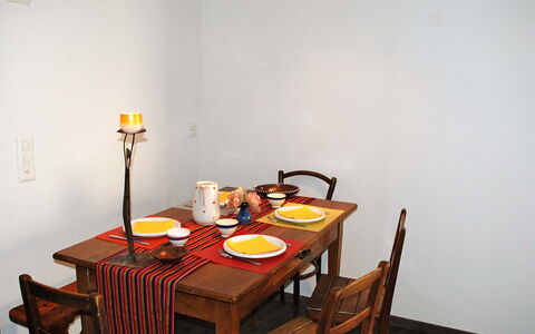Peppa: Tabelle, Geschirr, Eigentum, Möbel, Stuhl, Holz, Küche & Esszimmer Tisch, Beleuchtung, Interior Design, Orange