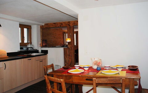 Peppa: Möbel, Cabinetry, Eigentum, Tabelle, Countertop, Holz, Orange, Beleuchtung, Interior Design, Flooring