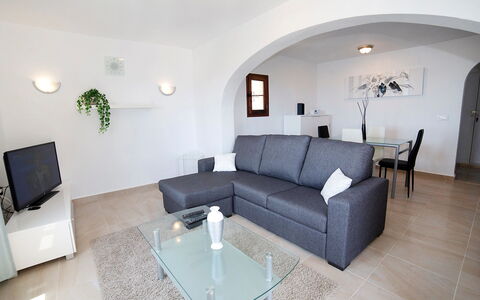 Amare Monte: Couch, Möbel, Eigentum, Interior Design, Beleuchtung, Wohnzimmer, Haus, Fussboden, Flooring, Komfort