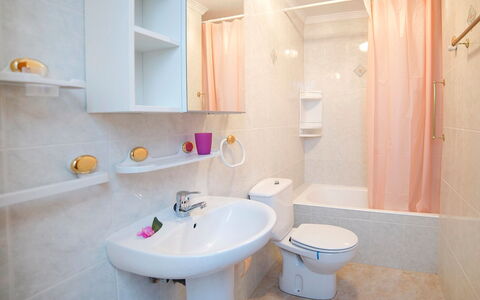 Amare Monte: Spiegel, Zapfhahn, Sinken, Armatur, Eigentum, Bad Sink, Badezimmer, Lila, Azurblau, Badezimmerschrank