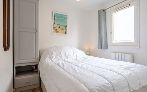 Front de Mer: Wohngebiet, Strauch, Haus, Garten, Zuhause, Grundstueck, Dach, Schatten, Rasen