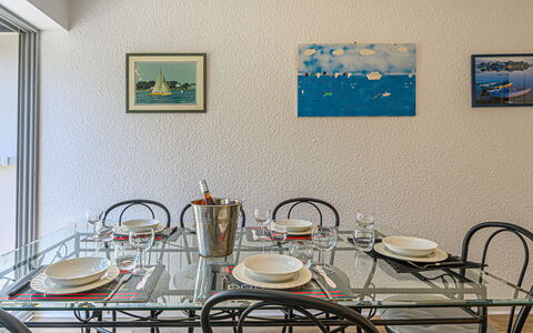 Phare de Kernevest: Pflanze, Möbel, Gebäude, Eigentum, Tabelle, Stuhl, Schatten, Fenster, Interior Design, Beleuchtung