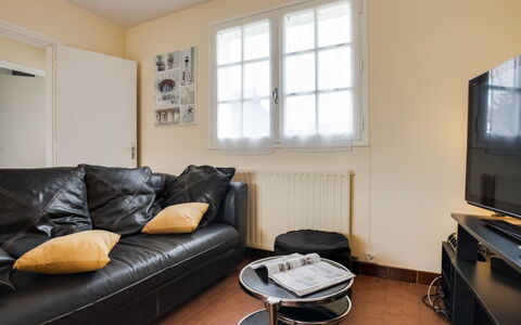 Penthievre: Tabelle, Eigentum, Möbel, Fenster, Couch, Gebäude, Holz, Wohnzimmer, Komfort, Interior Design