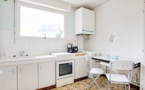 Penthievre: Countertop, Cabinetry, Möbel, Spüle, Eigentum, Sinken, Fenster, Zapfhahn, Küche, Herd