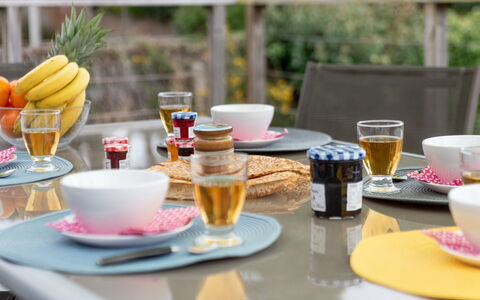 Penthievre: Essen, Geschirr, Tabelle, Drinkware, Dishware, Tasse, Gelb, Servierware, Teller