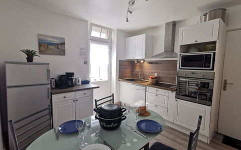 La Licorne: Cabinetry, Eigentum, Tabelle, Möbel, Countertop, Interior Design, Schublade, Stuhl, Fussboden, Flooring